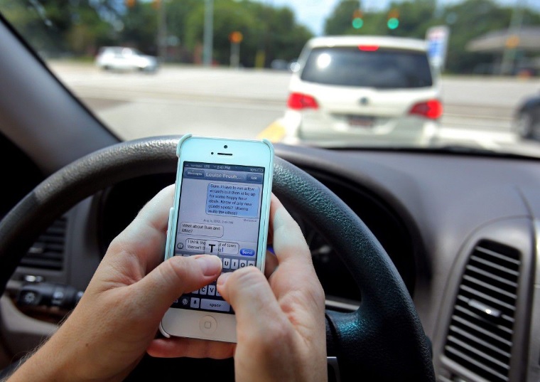 Mức xử phạt đối với hành vi sử dụng điện thoại khi đang điều khiển phương tiện